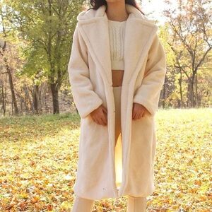 Fur oversized coat Size medium Cream color Women’s winter coat